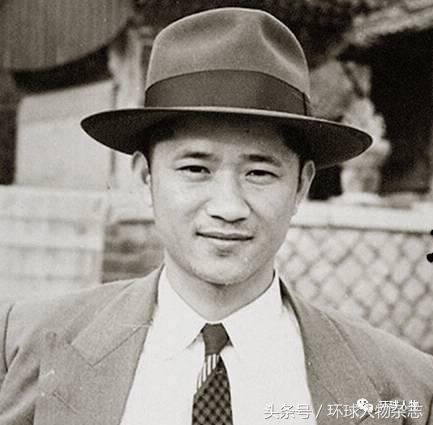 这个中年大叔开会擦指甲油，在家涂口红，还靠此成为亿万富翁