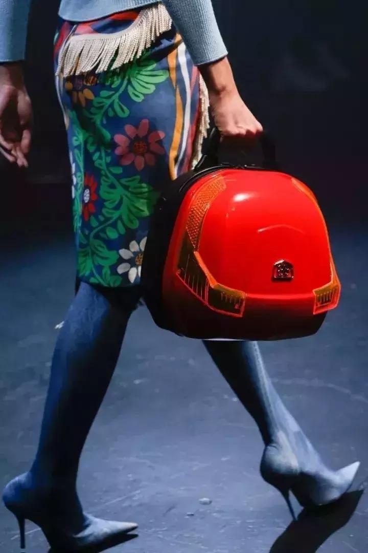 新娱儿美了一季的巴黎世家开始作妖了，丑不丑大家来评评理