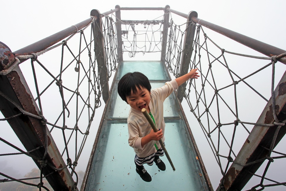 最吓人的十大旅游景点中国,玉屏山玻璃栈道特效吓人视频