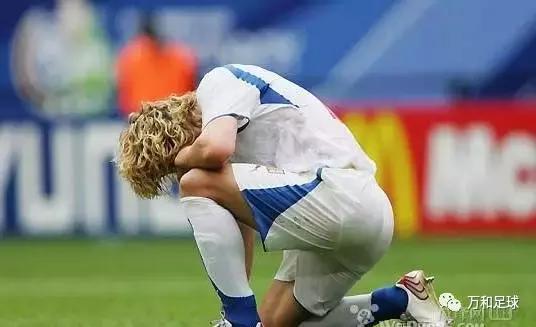 足球球场上的感人瞬间,球场上的感人瞬间放弃射门