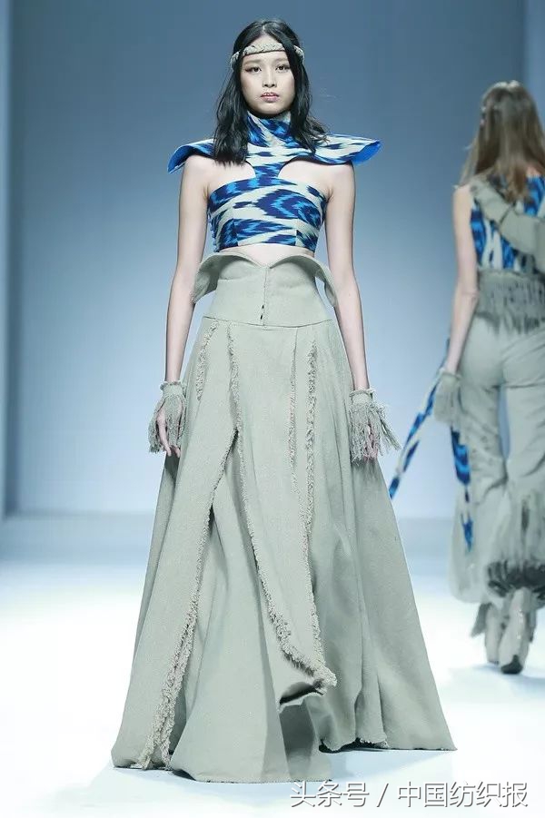 雅莹独爱东方意韵，“艾德莱斯出天山”尽显异域风情