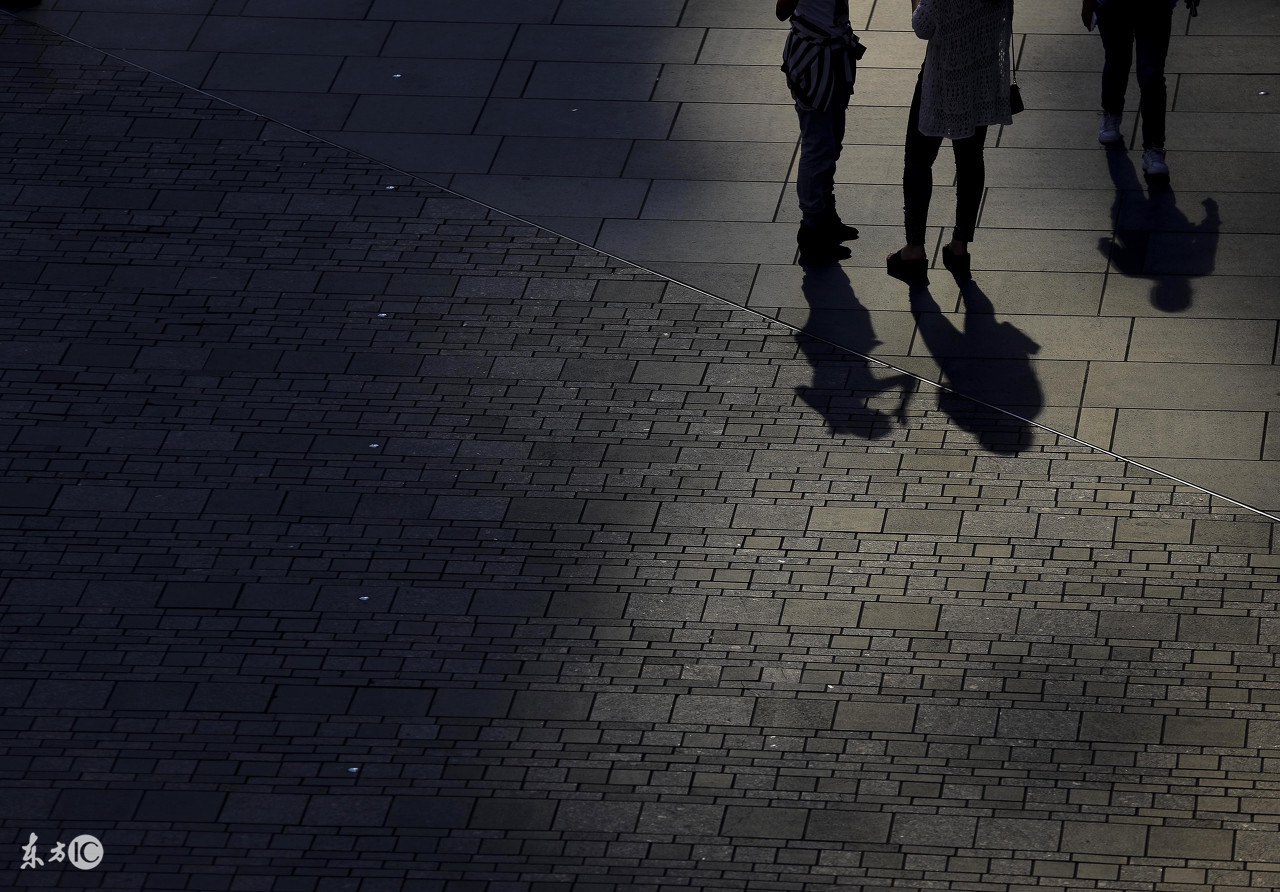 远处的背影歌曲,远处有怪物的影子