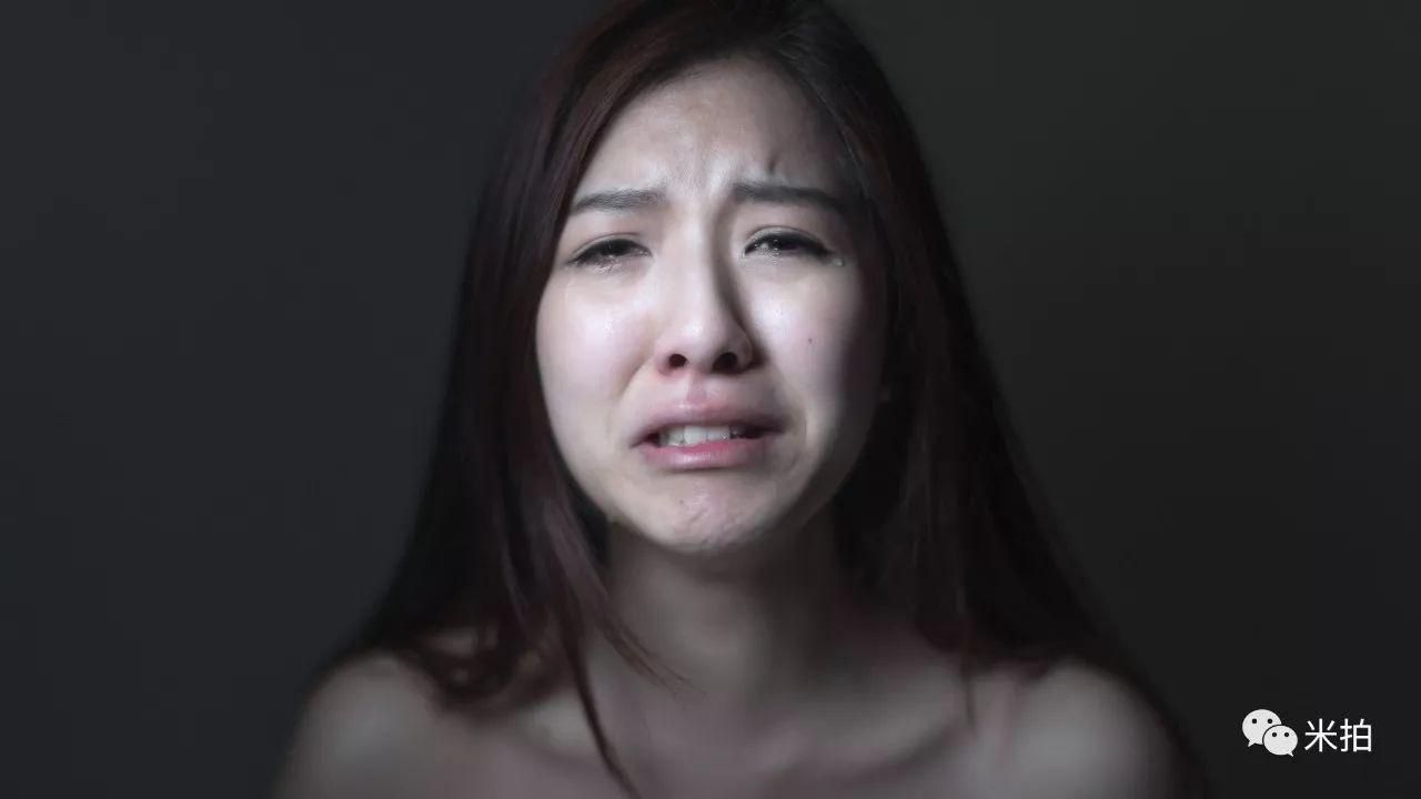 他把500个女孩惹哭了，然后拍了张照