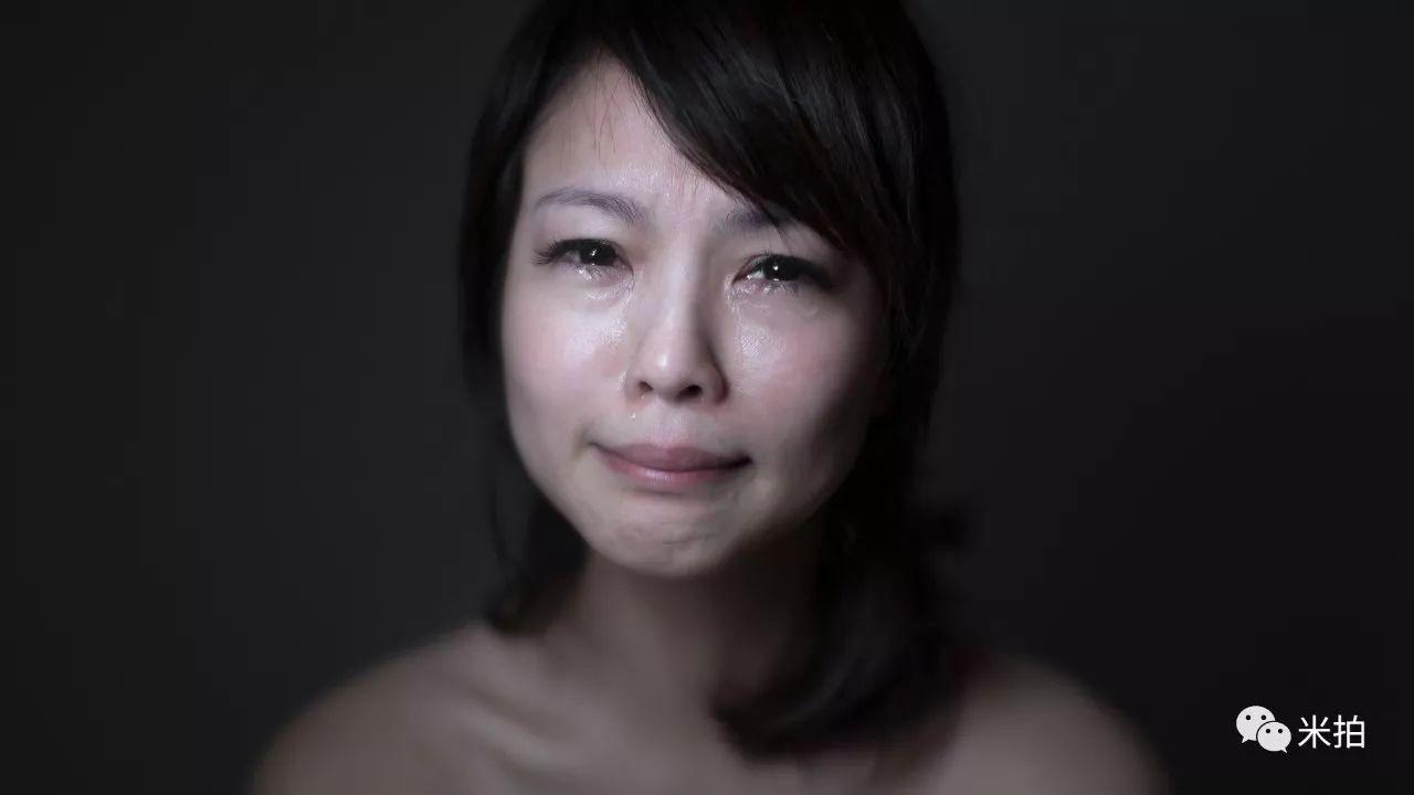 他把500个女孩惹哭了，然后拍了张照