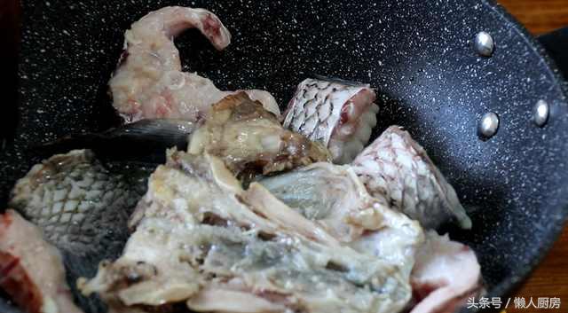 草鱼怎么做好吃教你做炖鱼,家常炸草鱼块炖鱼的做法大全