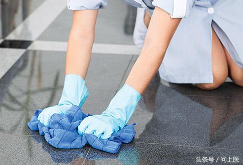 老年人膝盖疼痛的原因和治疗方法,膝盖疼痛的原因和解决方法