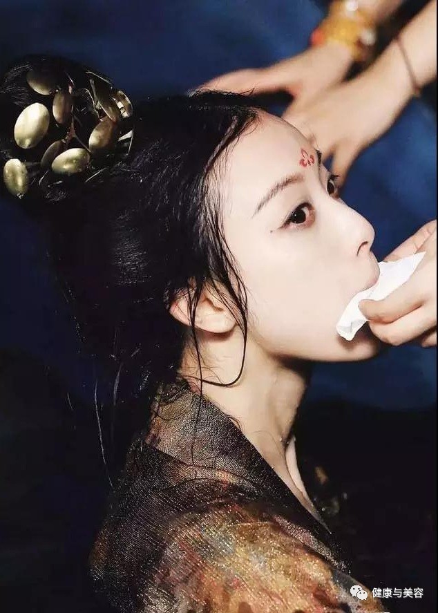 《凰权》剧照曝光,get一个极美的倪妮式温雅淡妆!