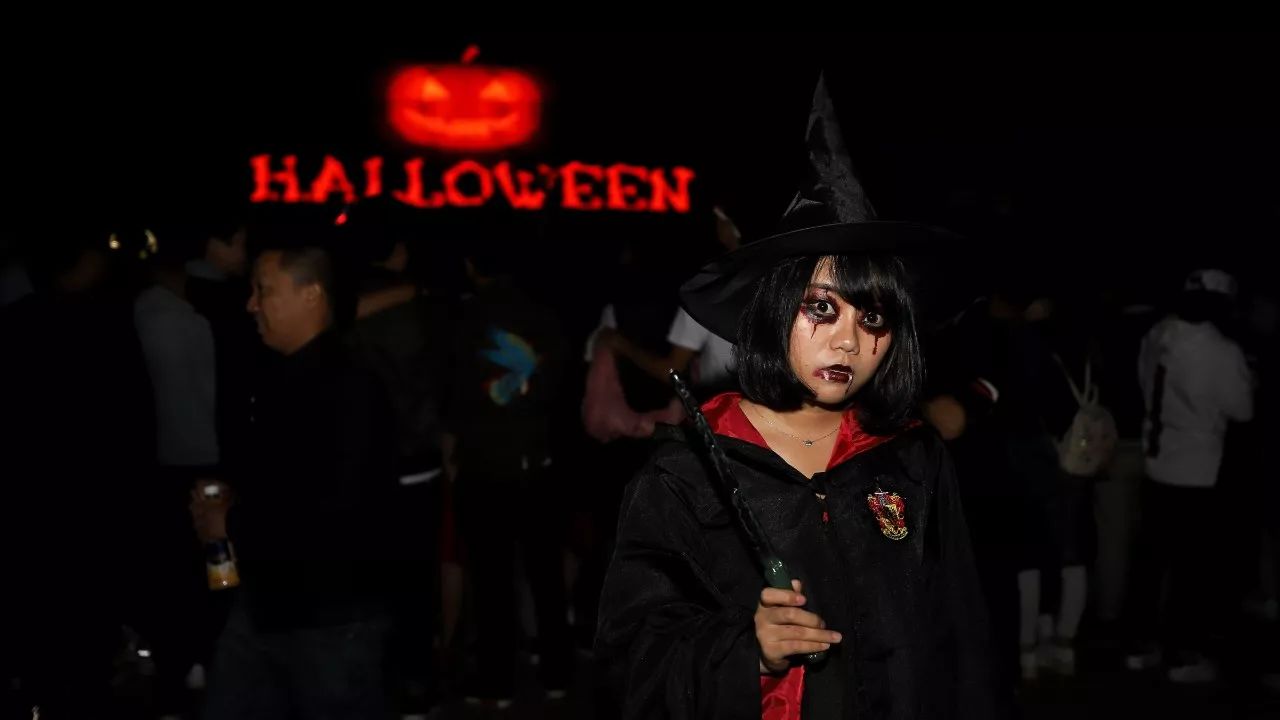 要说万圣节哪家强?这里可是连许巍都被吸引来一起“鬼”混了!