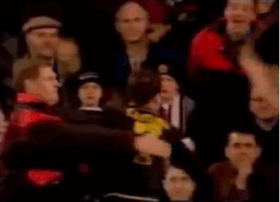 曼联队长坎通纳霸气庆祝,坎通纳踢曼联视频