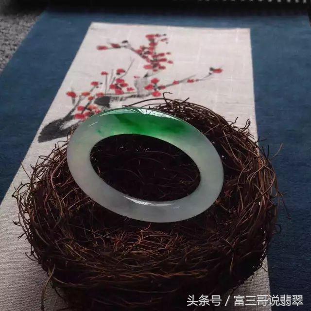 翡翠戴身上发热是什么原因,翡翠戴着变黑怎么回事