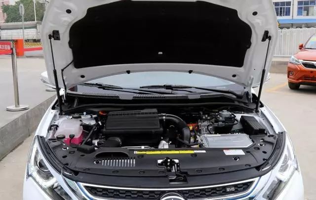 比亚迪新款秦100一公里7分钱，纯电动航里程100公里，完爆荣威ei6