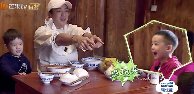 应采儿jasper为陈小春应援 (jasper看应采儿亲陈小春的眼神)