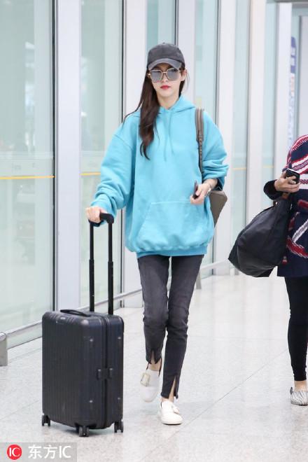 唐嫣的穿搭一直备受好评,唐嫣变身粉红糖樱花粉外套超显嫩