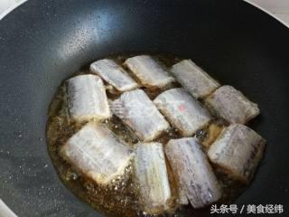 酸醋炖刀鱼的做法,秋刀鱼加醋的做法