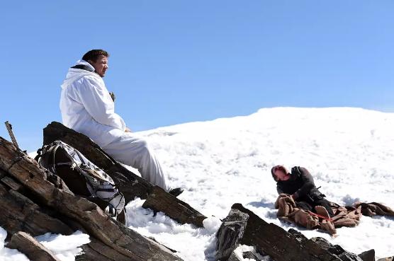 女警员与捕猎者共同调查少女死亡案，年度极具暗黑风格的一部影片