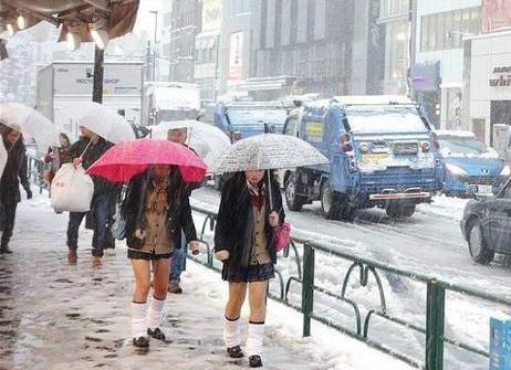 日本校服裙子为什么那么短,日本校服短裙子图片