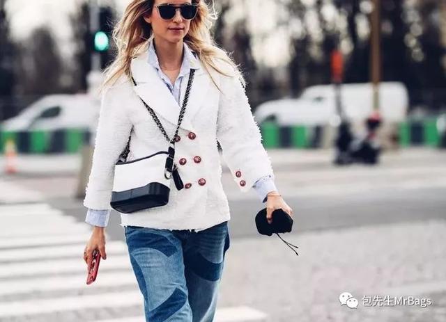 背lv包包的女孩视频,年轻女孩背lv是不是老气