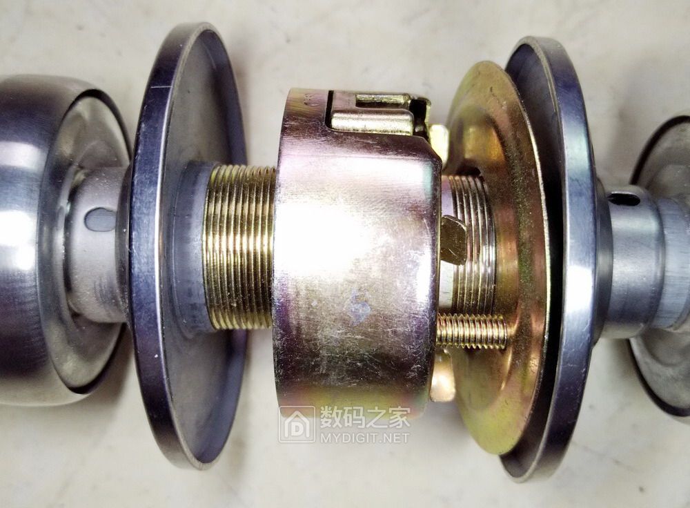 球形锁坏了怎么从木门上拆下来,室内门球形锁怎么拆