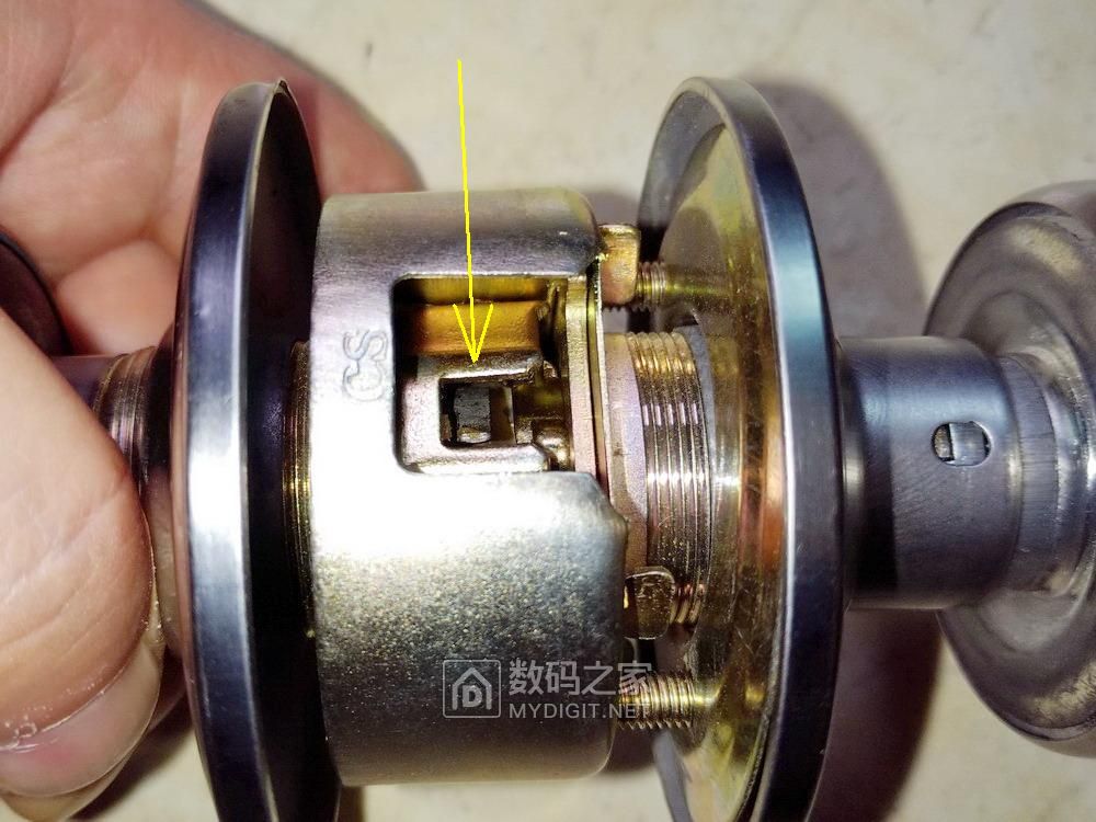 球形锁坏了怎么从木门上拆下来,室内门球形锁怎么拆