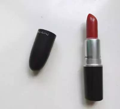 枫叶砖红色带着红棕调的口红,枫叶脏橘色口红