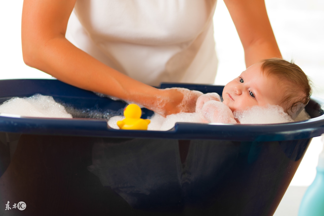 新手宝宝护理教学视频,做抚触的时候要穿尿片吗