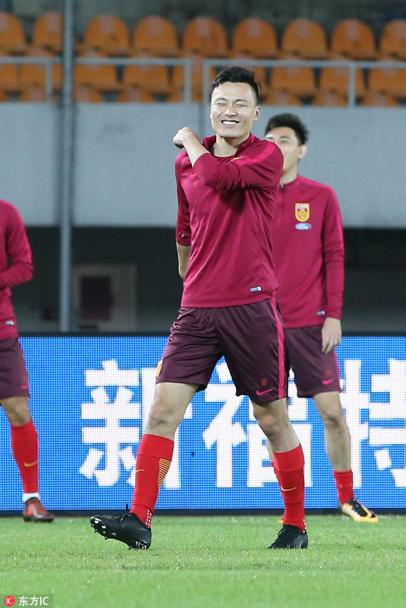 国足王大雷出场观众,王大雷手抛球吓坏里皮