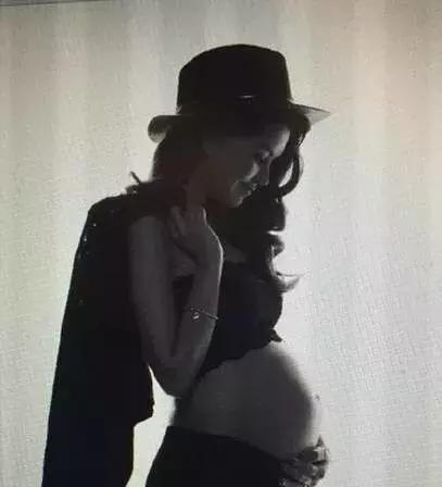 秋瓷炫告诉老公自己怀孕了的视频两人都笑哭了！女星孕相原来都……
