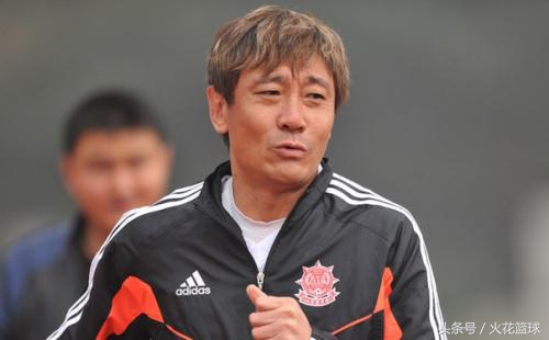 曾是国足第一前锋，一晚喝68罐啤酒，与著名女星未婚生子后分手