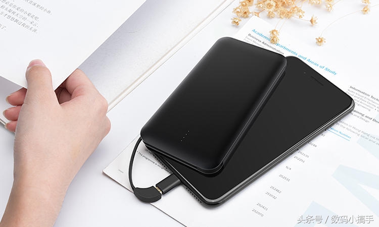 小巧电量又足的充电宝,带呼吸灯超薄充电宝