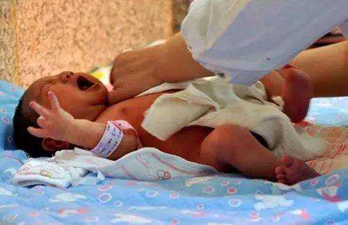 产房第一次看到新生儿,产房见到孩子那一刻