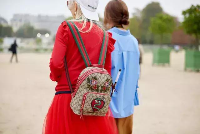 刘雯背过的红蓝色包包,刘雯和热巴双肩包