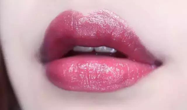 超火姨妈色口红不选肤色又显白,姨妈色口红显白吗