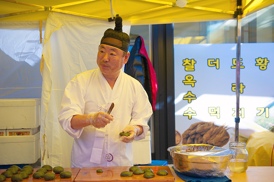 韩国女生街头小吃摆摊,广州韩国炸鸡摆地摊