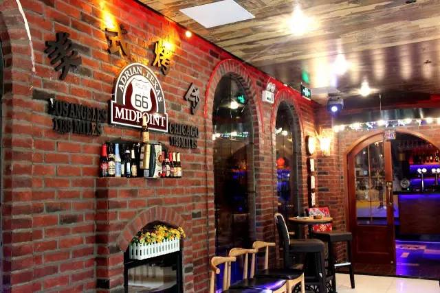 纸牌屋里的烤肋排来南京了！但要坐在公路上吃你敢不敢？！