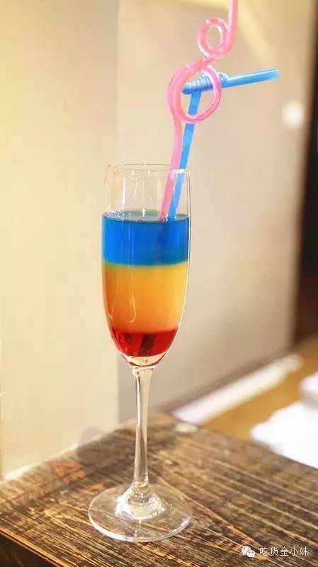 纸牌屋里的烤肋排来南京了！但要坐在公路上吃你敢不敢？！