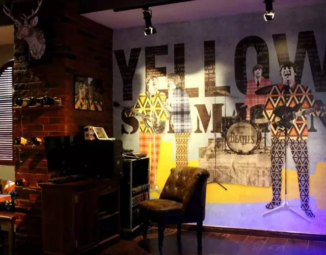 纸牌屋里的烤肋排来南京了！但要坐在公路上吃你敢不敢？！