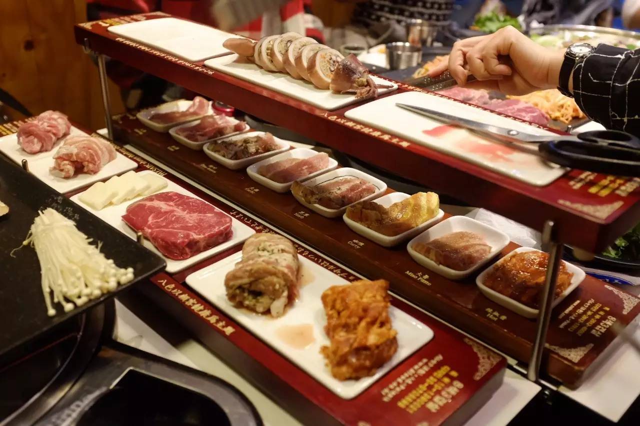 韩国街拍高清时装秀,韩国时装周街拍情侣