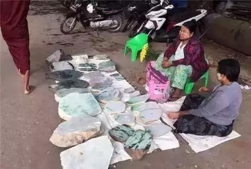 金星怒怼景区翡翠*局骗**，被坑18000买了对“赠品货”假手镯！