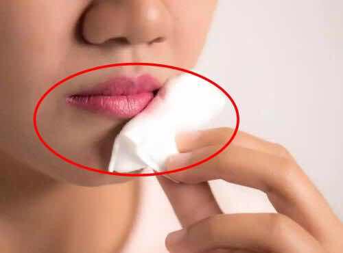 口红涂到嘴上干怎么涂,涂口红怎么才不容易涂到嘴上