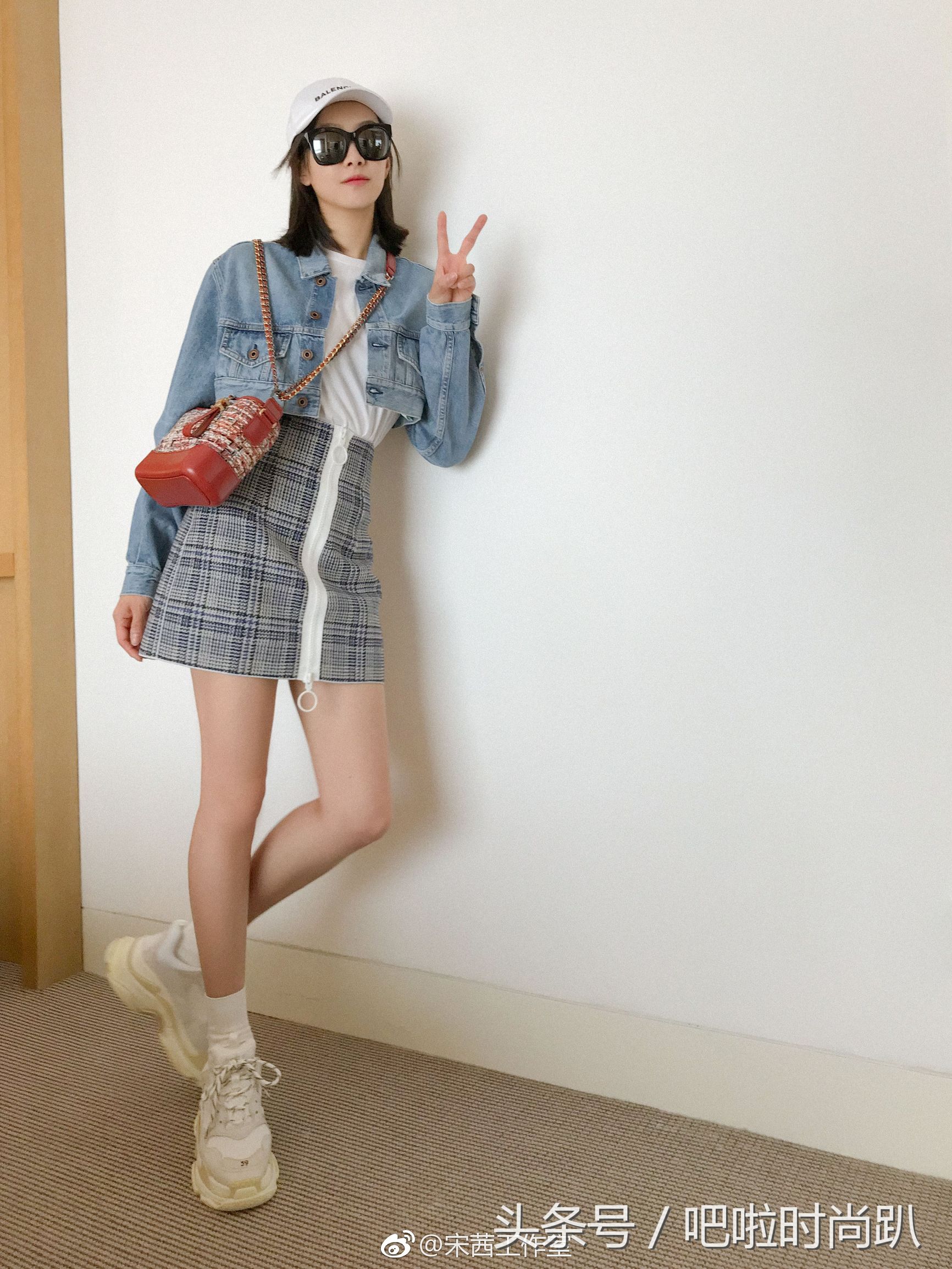 赵丽颖机场同款白色运动鞋,赵丽颖穿高帮鞋子