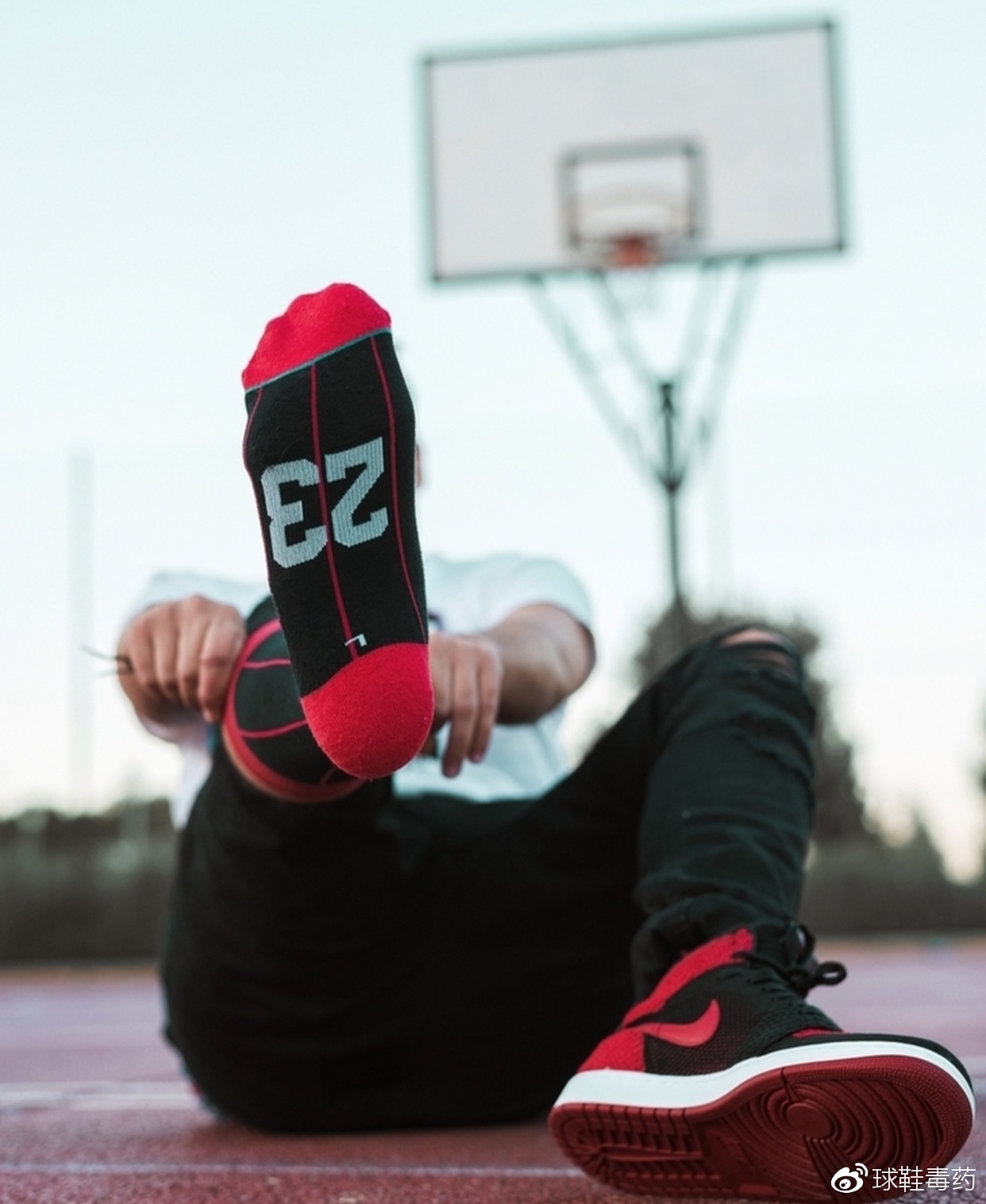 球鞋与袜子为什么那么滑,袜子总是滑到鞋底