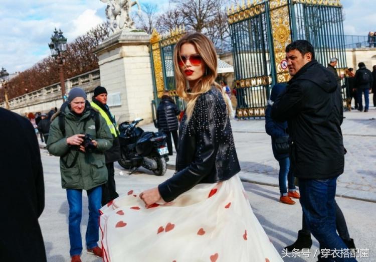 有机车皮衣的点缀，女生也能帅到窒息