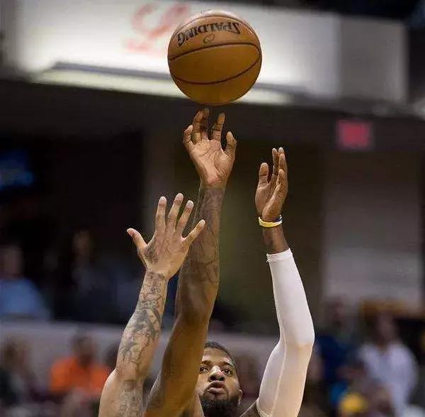 锋卫摇摆人过人,乔治晃飞防守人侧步投篮