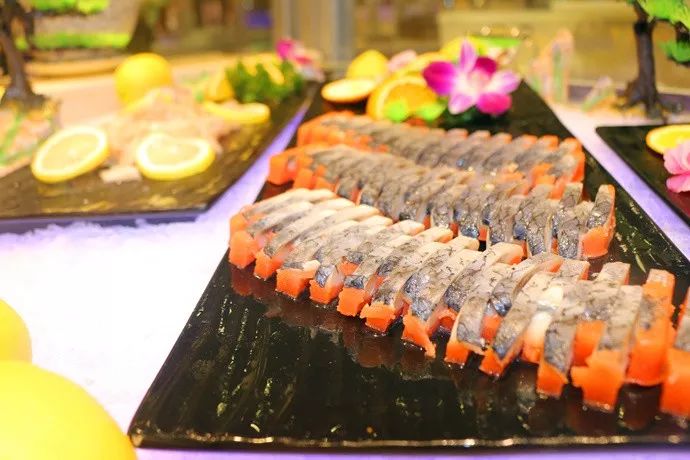 好吃的美食推荐三文鱼,红魔虾甜虾三文鱼刺身自助济南