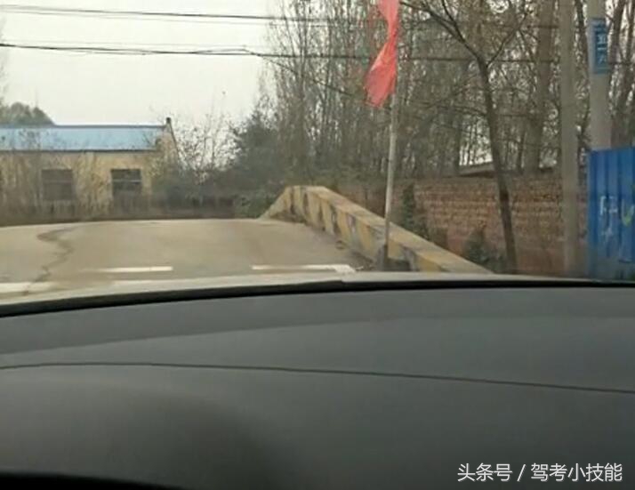 科目二方向盘对准领线30公分,科目三靠边停车如何领线30厘米