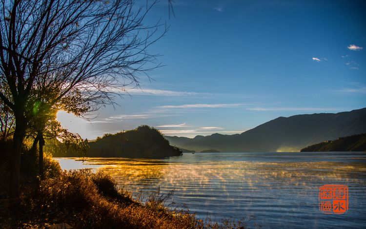 泸沽湖洗涤心灵的纯净之地,泸沽湖迷人的倒影