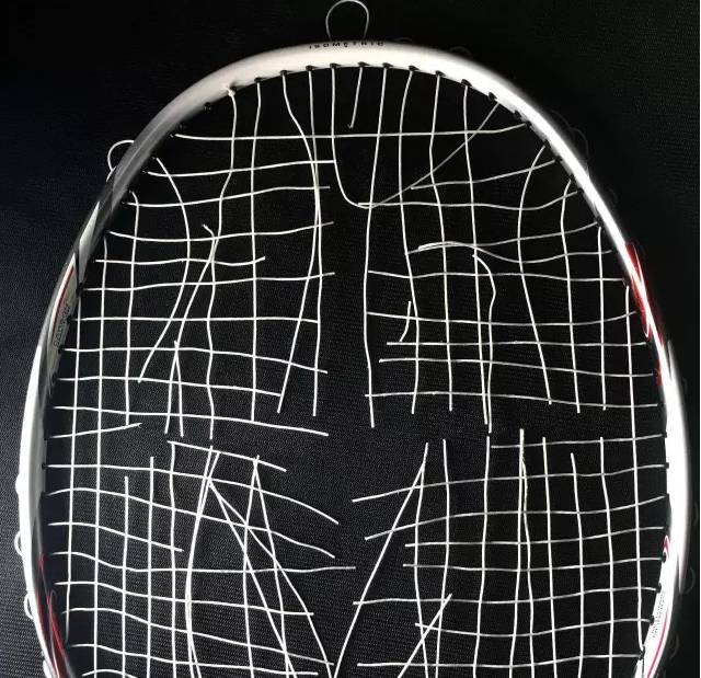 羽毛球拍断线后要立即剪线吗,断线羽毛球拍如何剪线