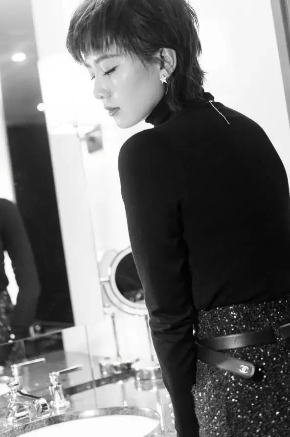 我们闯入了刘诗诗的房间“看看你出门前都在做什么?”