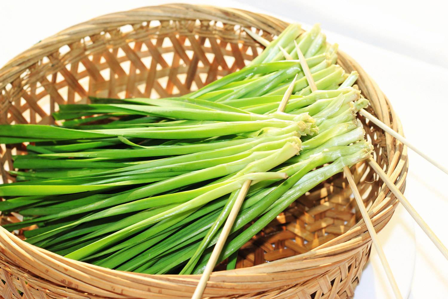 冬天女性手脚冰凉是怎么回事，女性手脚冰凉吃什么好