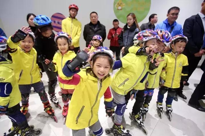 当“天空之城”遇上“动感轮滑”｜轮滑冠军林恩宁上演炫酷表演